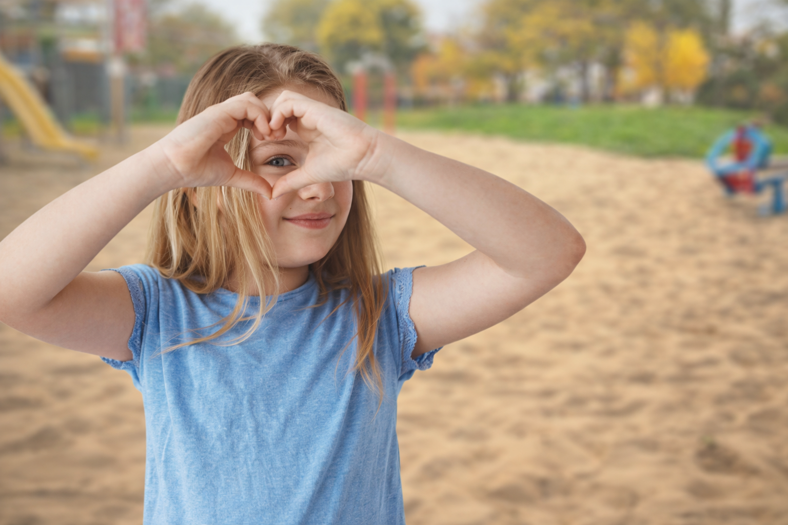 Fillette-creant-un-coeur-avec-ses-mains